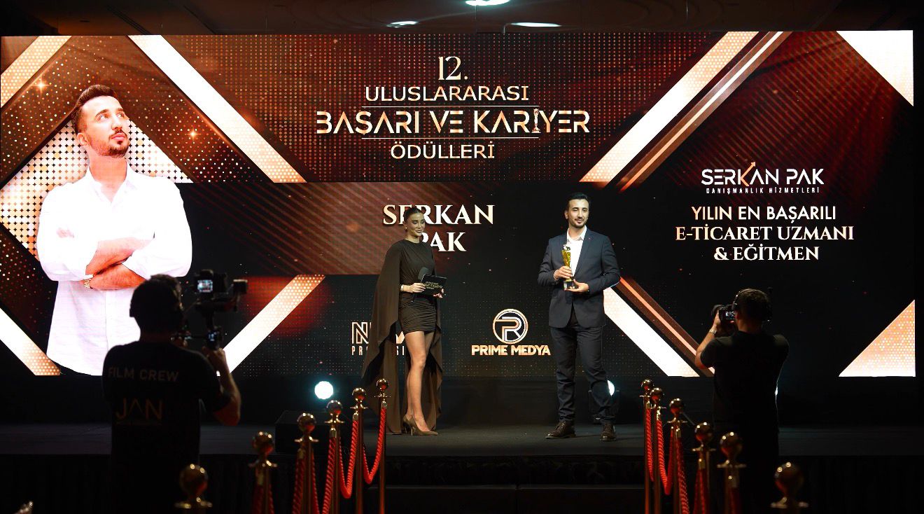 Serkan PAK - Yılın En Başarılı E-Ticaret Uzmanı ve Eğitmeni ödülü